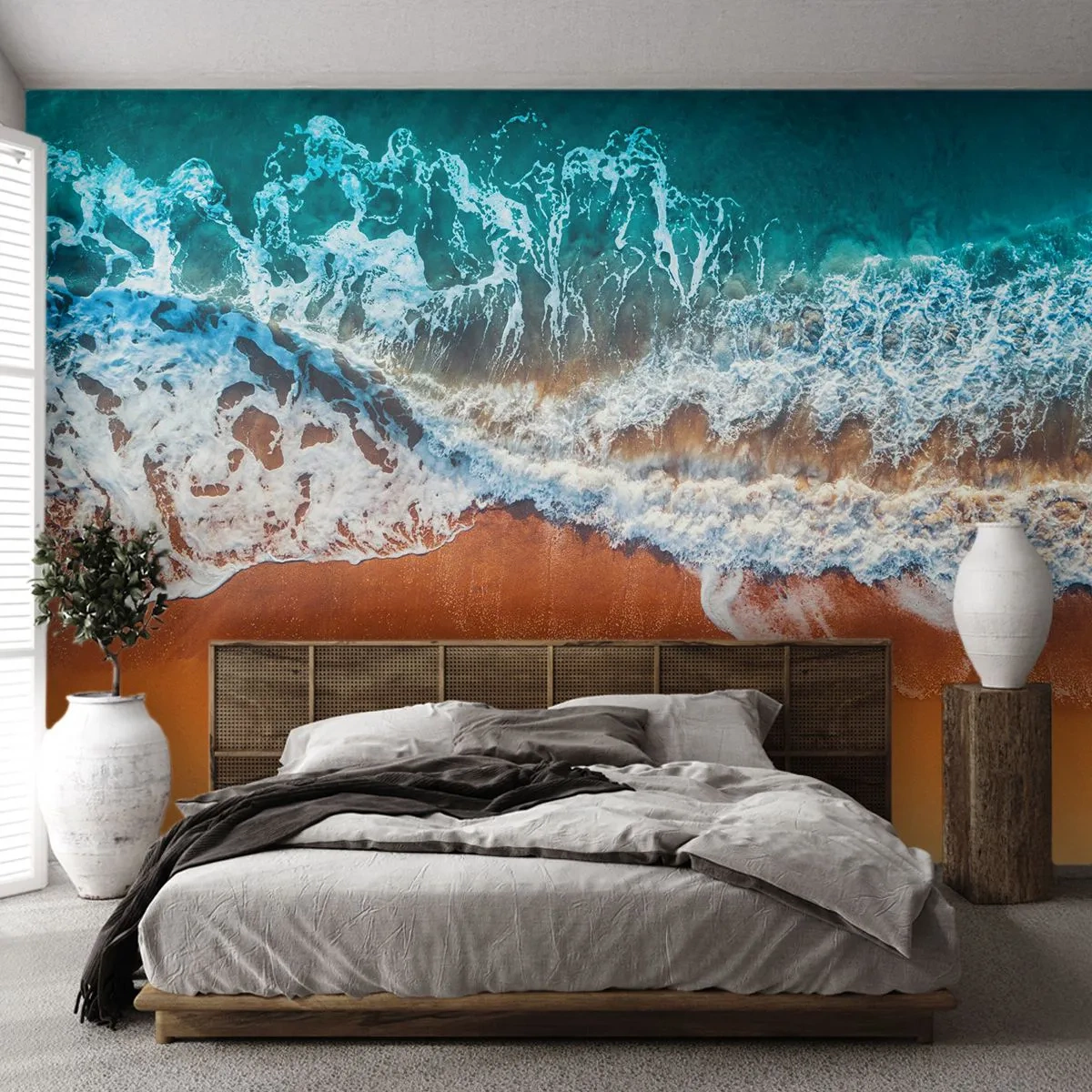 Fototapeta Premium Sand - Fale oceanu uderzające o piaszczystą plażę z lotu ptaka - 100x70cm - Zawsze w parze - Nowoczesna dekoracja ścienna do salonu, kuchni i sypialni ARTTOR