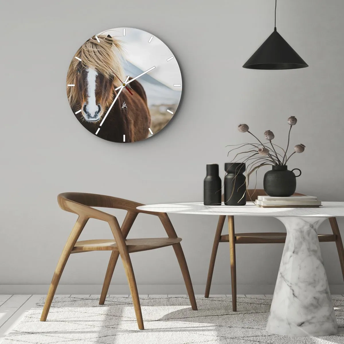 Zegar ścienny - Brązowy koń z jasną grzywą na tle górskiego krajobrazu - 30x30cm - Czujesz wolność? - Nowoczesna dekoracja ścienna do salonu, kuchni i sypialni ARTTOR