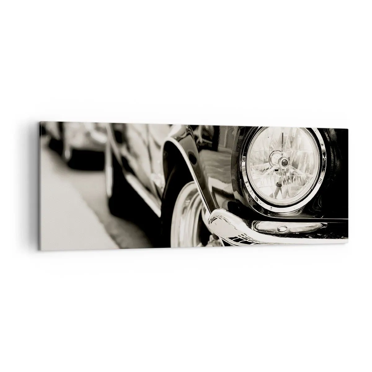 Obraz na płótnie - Kultowy klasyczny samochód w eleganckim czarno-białym ujęciu - 140x50cm - Nieprzemijający blask - Nowoczesna dekoracja ścienna do salonu i sypialni ARTTOR