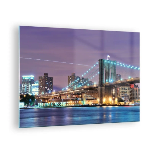 Obraz na szkle - Brooklyn Bridge nocą z podświetlonymi wieżami i miastem - 70x50cm - Od wielu lat Brookliński Most - Nowoczesna dekoracja ścienna do salonu i sypialni ARTTOR