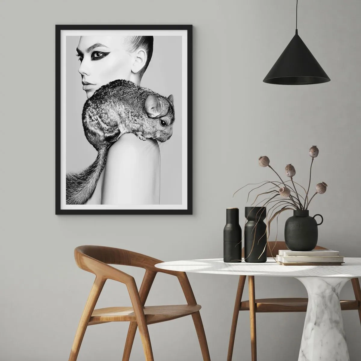 Plakat w czarnej ramie - Kobieta z szynszylą w artystycznym ujęciu czarno-białym - 50x70cm - Dama z szynszylą - Nowoczesna dekoracja ścienna do salonu i sypialni ARTTOR