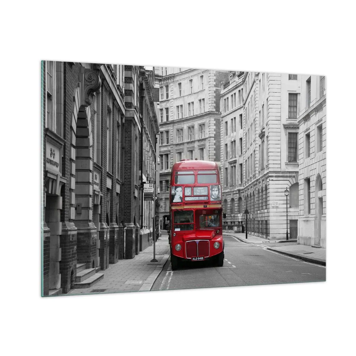 Obraz na szkle - Czerwony autobus wśród monochromatycznych ulic miasta - 100x70cm - Codzienność nie musi być szara - Nowoczesna dekoracja ścienna do salonu, kuchni i sypialni ARTTOR