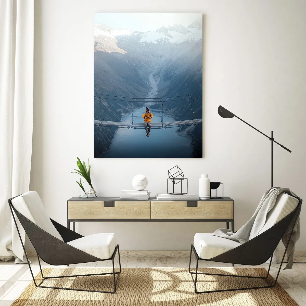Obraz na szkle - Osoba w żółtej kurtce siedząca na wiszącym moście nad górskim jeziorem - 70x100cm - Zachwycony w zawieszeniu - Nowoczesna dekoracja ścienna do salonu i sypialni ARTTOR