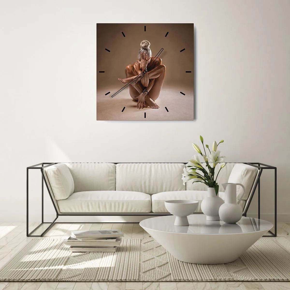 Zegar ścienny - Artystyczna sylwetka kobiety na beżowym tle - 30x30cm - Jedność ciała i ducha - Nowoczesna dekoracja ścienna do salonu i sypialni ARTTOR