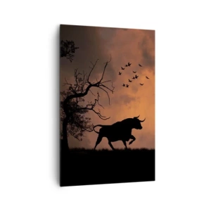 Obraz na płótnie - Sylwetki byków na tle pomarańczowego nieba o zachodzie słońca - 80x120cm - Dramatyczny spektakl natury - Nowoczesna dekoracja ścienna do salonu i sypialni ARTTOR