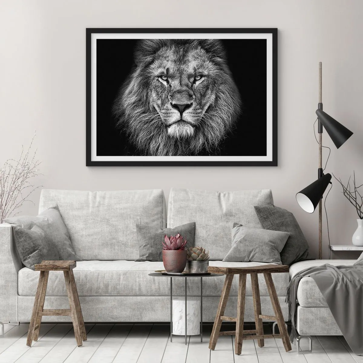 Plakat w czarnej ramie - Portret majestatycznego lwa w czarno-białej tonacji - 100x70cm - W stroju koronacyjnym - Nowoczesna dekoracja ścienna do salonu i sypialni ARTTOR