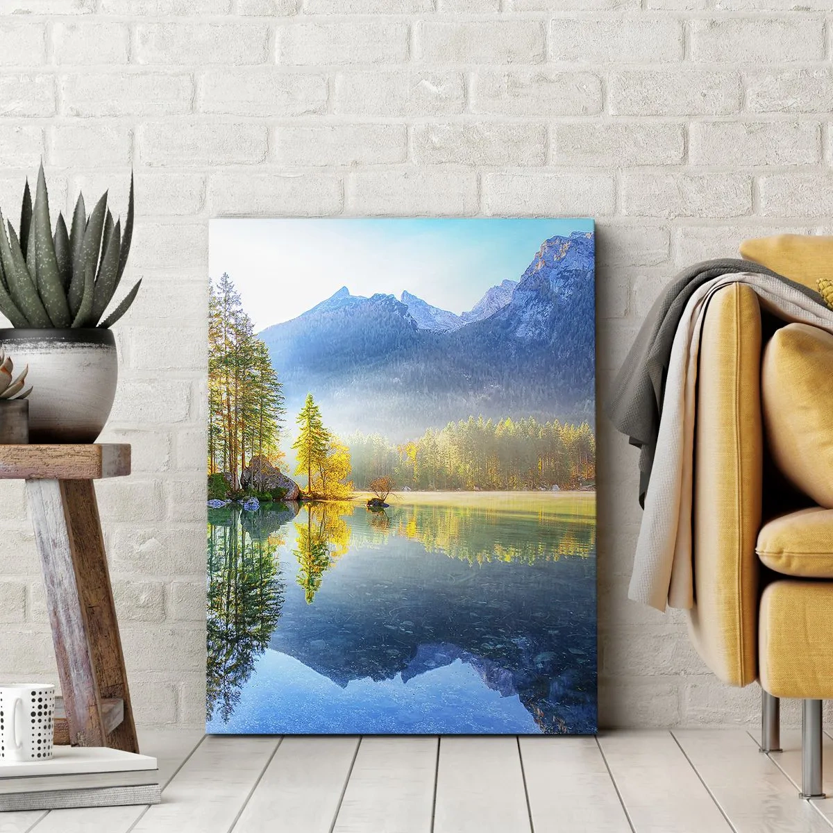 Obraz na płótnie - Jezioro otoczone górami i lasem w promieniach słońca - 80x120cm - Majestat i słodycz - Nowoczesna dekoracja ścienna do salonu i sypialni ARTTOR