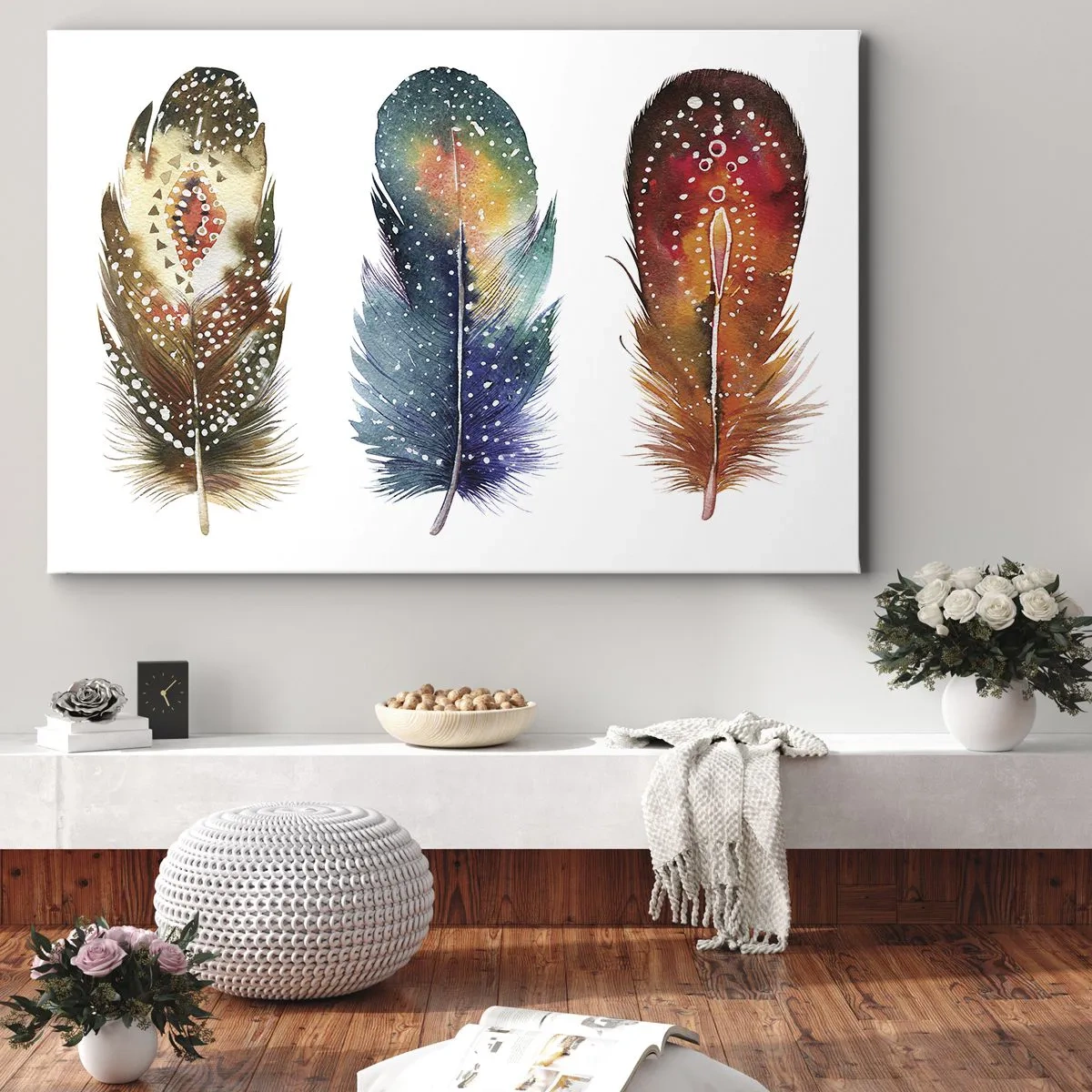 Obraz na płótnie - Trzy kolorowe pióra z artystycznymi wzorami na jasnym tle - 70x50cm - Rytuały, obrzędy, tajemnice - Nowoczesna dekoracja ścienna do salonu i sypialni ARTTOR