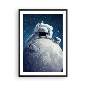 Plakat w czarnej ramie - Astronauta trzymający fragment Księżyca na tle gwiaździstego nieba - 50x70cm - Kosmiczny żartowniś - Nowoczesna dekoracja ścienna do salonu i sypialni ARTTOR