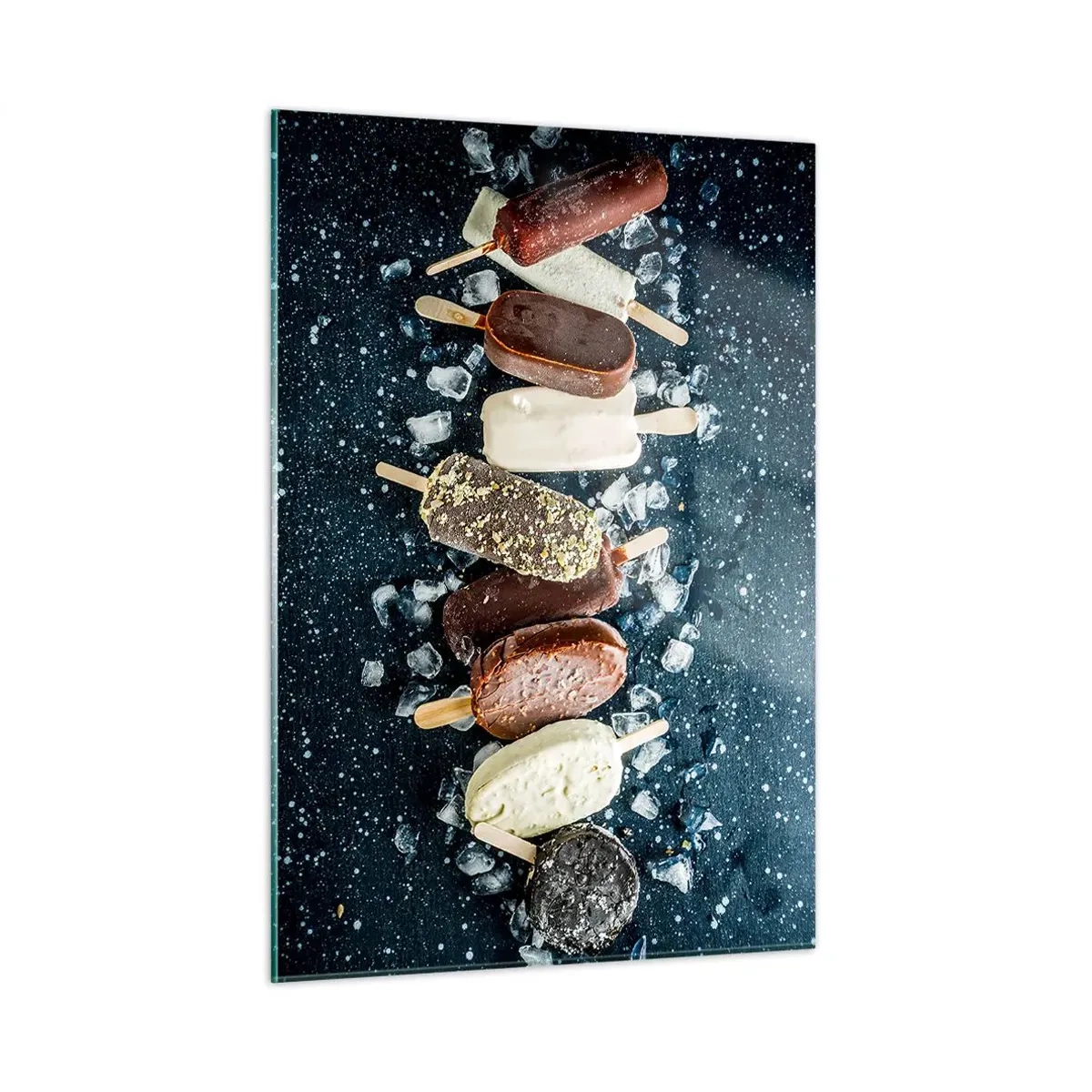 Obraz na szkle - Lody na patyku w różnych smakach ułożone na kostkach lodu - 50x70cm - Smak gorącego lata - Nowoczesna dekoracja ścienna do salonu, kuchni i sypialni ARTTOR
