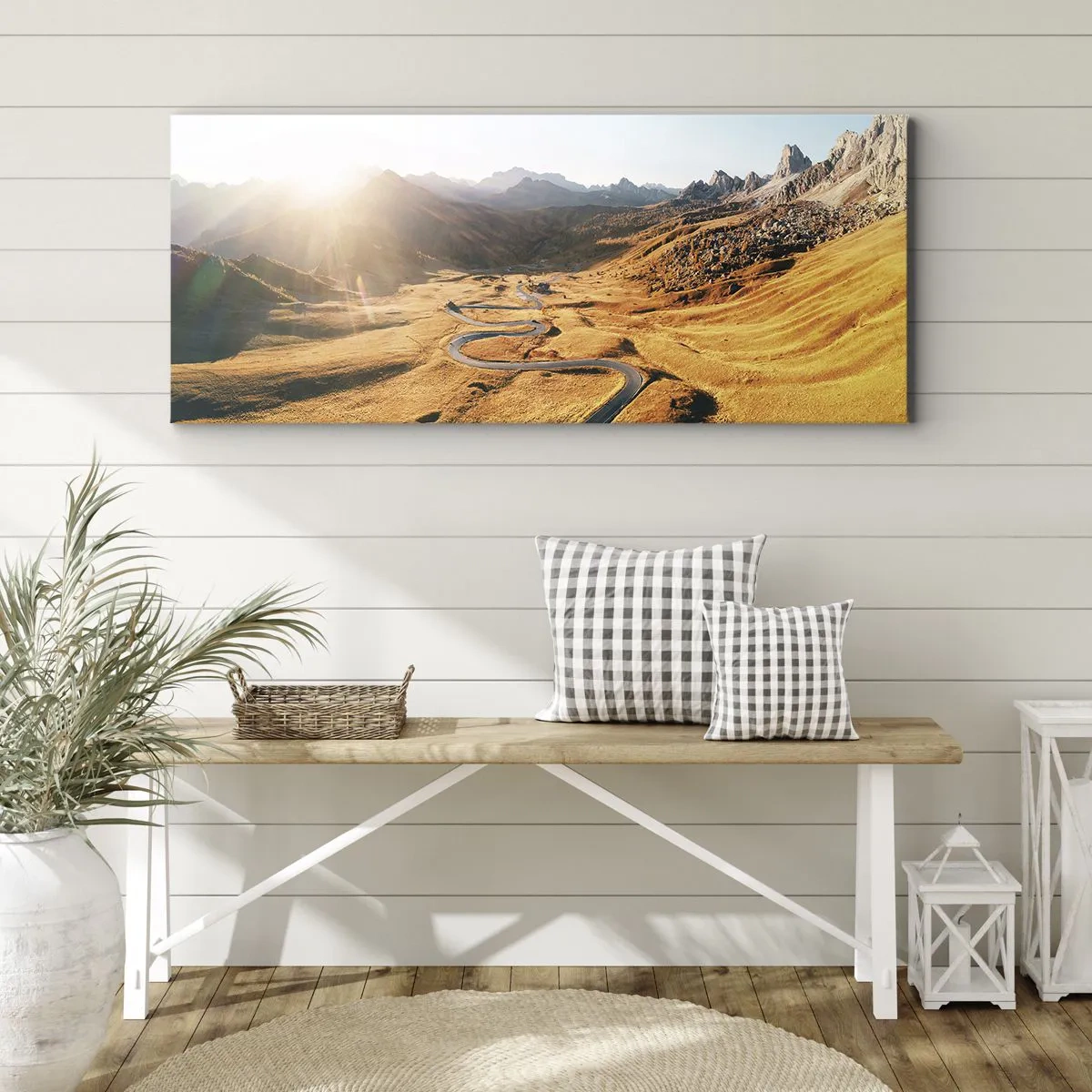 Obraz na płótnie - Kręta droga w górach oświetlona zachodzącym słońcem - 160x50cm - W złotej dolinie - Nowoczesna dekoracja ścienna do salonu i sypialni ARTTOR