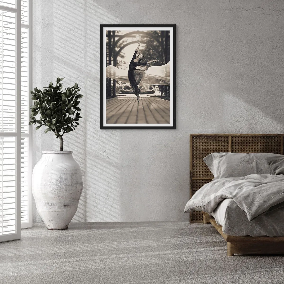 Plakat w czarnej ramie - Tancerka w eterycznym ruchu w otoczeniu ogrodu - 50x70cm - Taniec ducha ogrodu - Nowoczesna dekoracja ścienna do salonu i sypialni ARTTOR