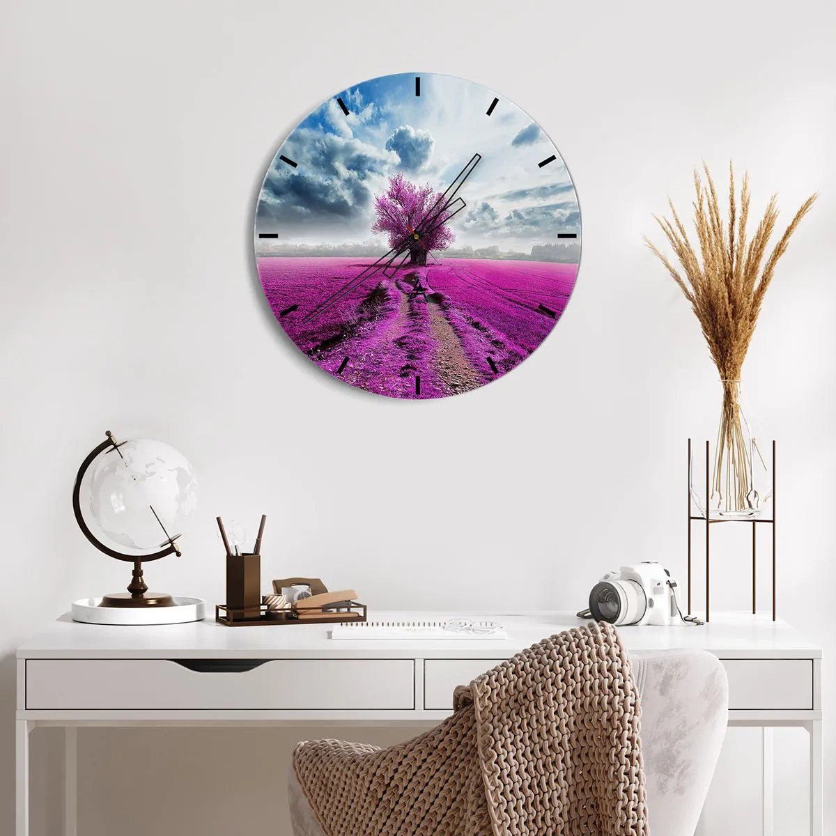 Zegar ścienny - Fioletowe pole z samotnym drzewem na tle chmur - 30x30cm - Wrzosowisko - uroczysko - Nowoczesna dekoracja ścienna do salonu, kuchni i sypialni ARTTOR