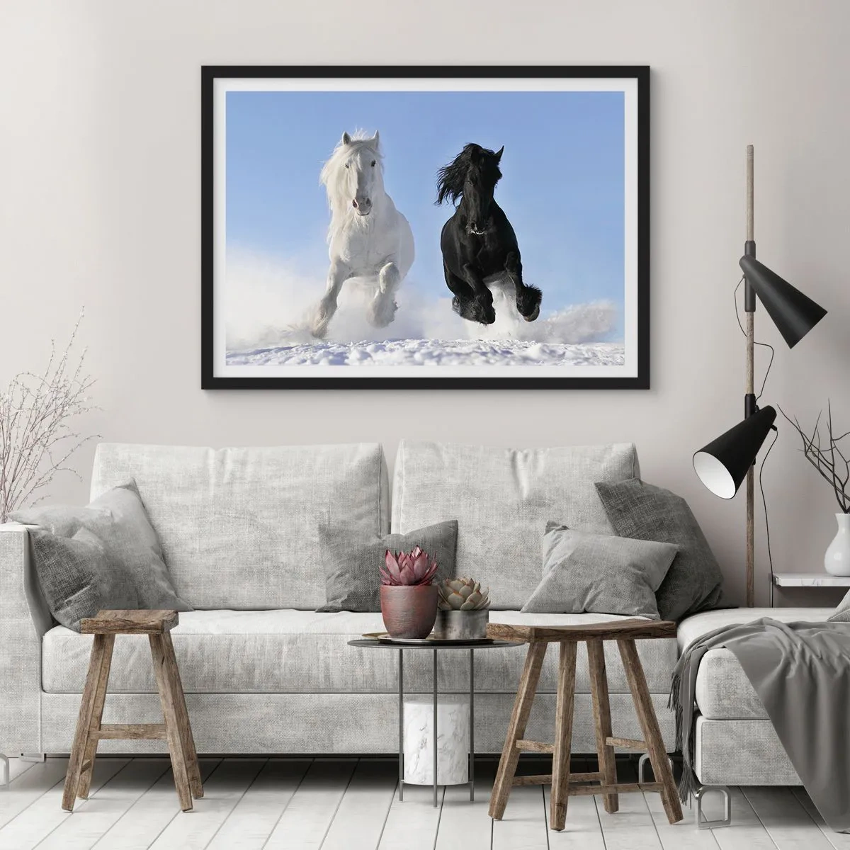 Plakat w czarnej ramie - Biały i czarny koń galopujące po śniegu - 70x50cm - Czarno-biały galop - Nowoczesna dekoracja ścienna do salonu i sypialni ARTTOR