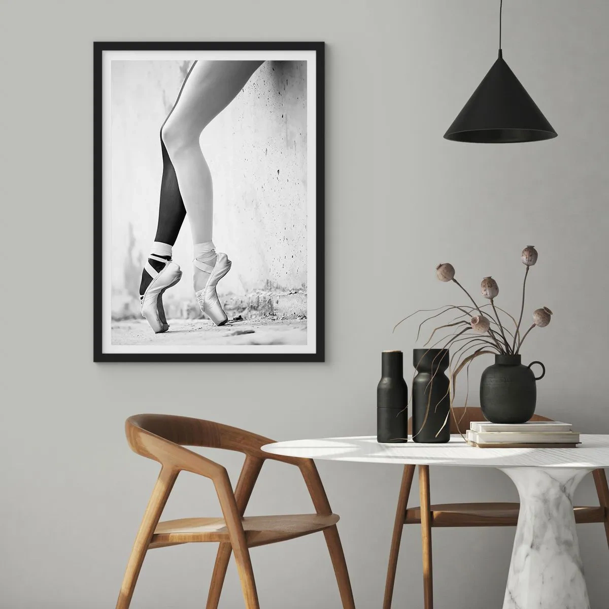 Plakat w czarnej ramie - Subtelność baletu - 50x70cm - Balerina, voila! - Nowoczesna dekoracja ścienna do salonu i sypialni ARTTOR