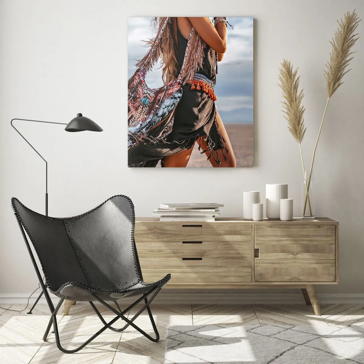 Obraz na szkle - Kobieta w stylu boho z piórami i ozdobami na tle pustyni - 50x70cm - Dziewczyna szamana - Nowoczesna dekoracja ścienna do salonu, kuchni i sypialni ARTTOR