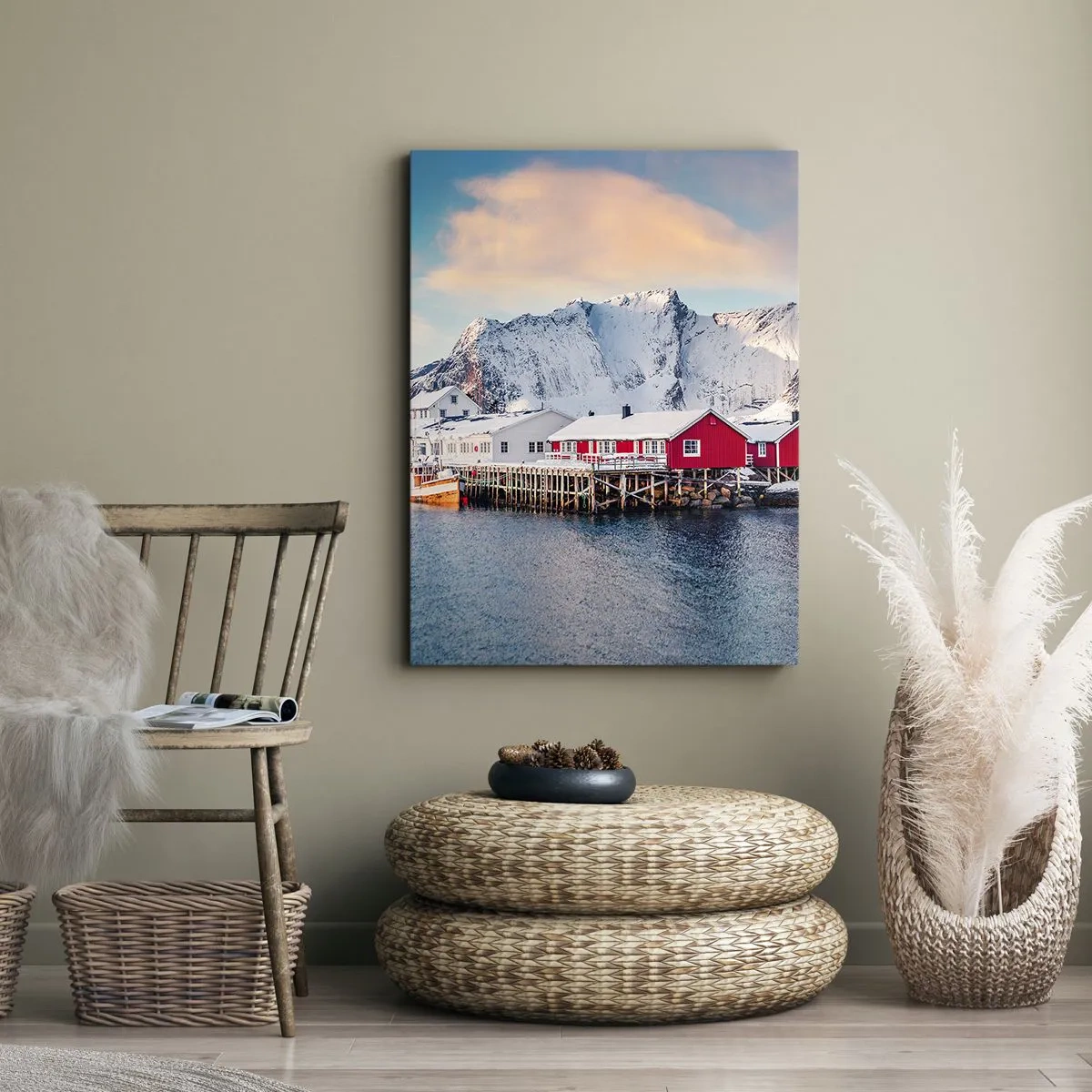 Obraz na płótnie - Skandynawska wioska rybacka nad fiordem z czerwonymi domkami i ośnieżonymi górami - 50x70cm - Północne ustronie - Nowoczesna dekoracja ścienna do salonu, kuchni i sypialni ARTTOR