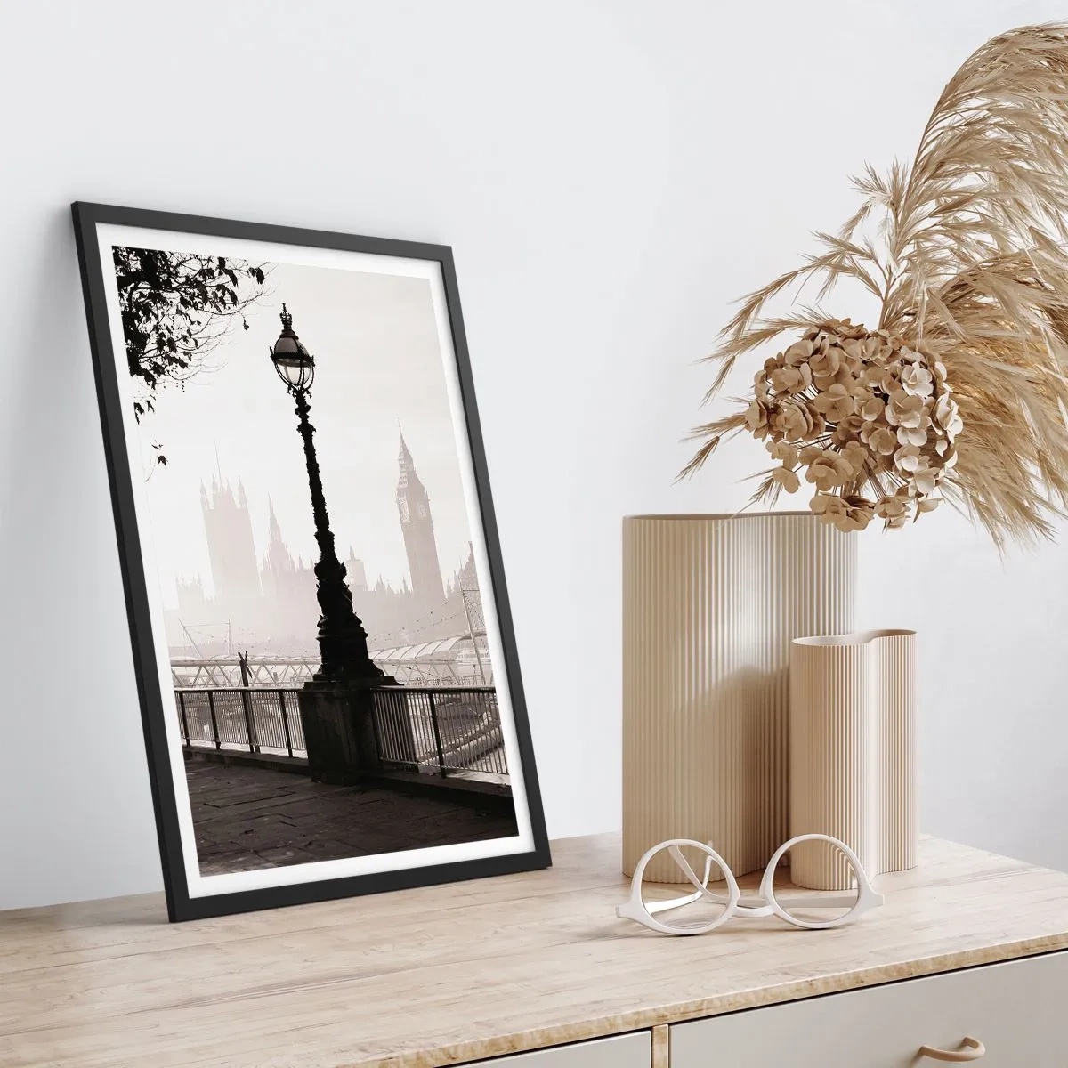 Plakat w czarnej ramie - Czarno-biała fotografia latarni na tle mglistych zabytków miasta - 50x70cm - Londyński poranek - Nowoczesna dekoracja ścienna do salonu i sypialni ARTTOR