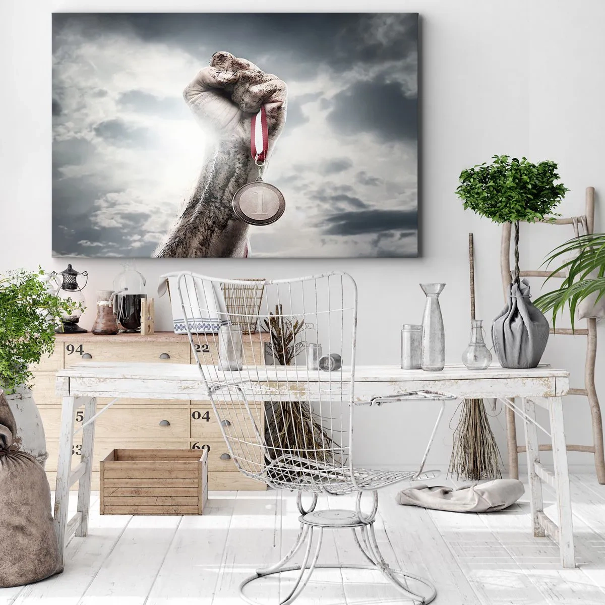 Obraz na płótnie - Ręka uniesiona w górę z medalem na tle pochmurnego nieba - 100x70cm - Per aspera ad astra - Nowoczesna dekoracja ścienna do salonu, kuchni i sypialni ARTTOR