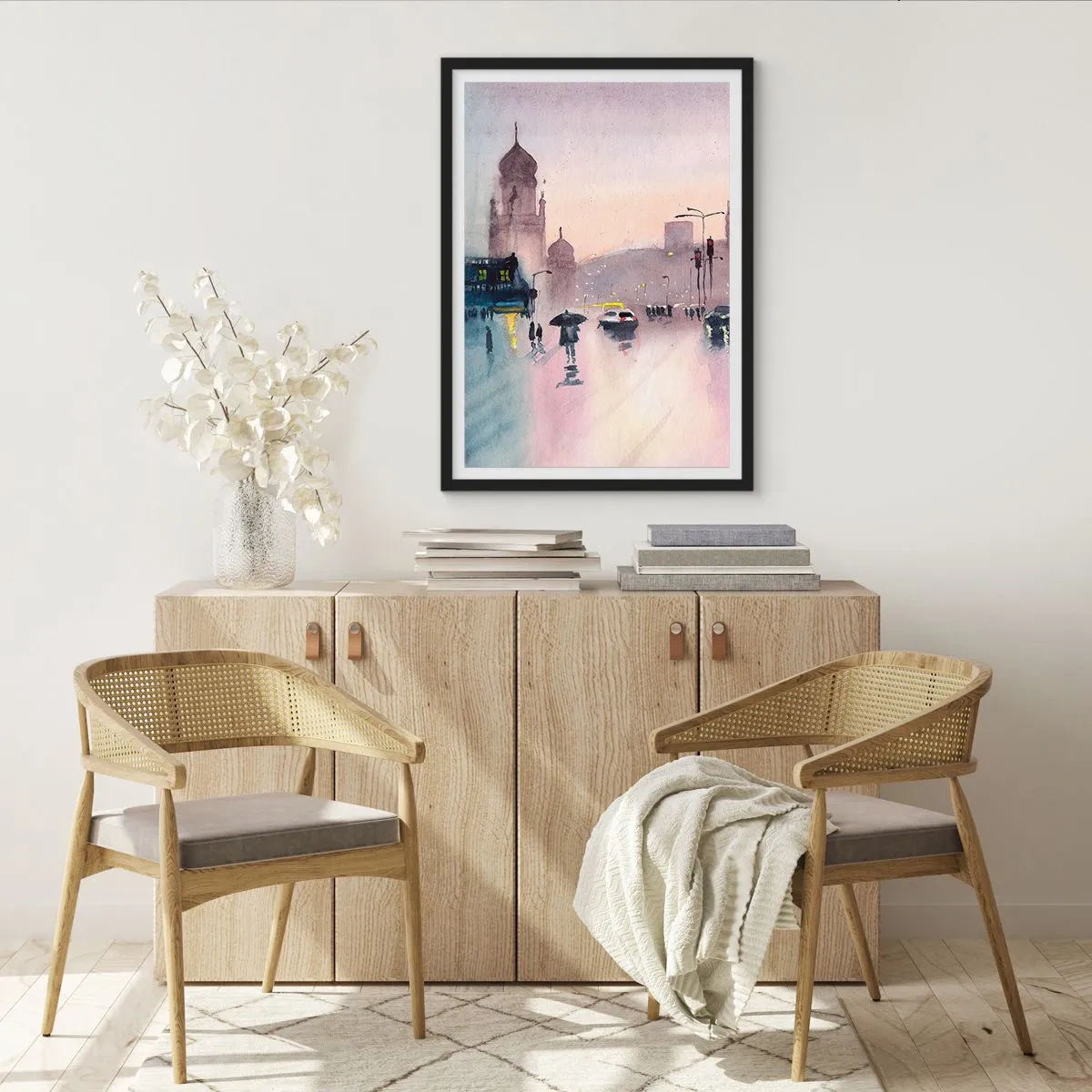 Plakat w czarnej ramie - Scena miejska z sylwetkami ludzi i światłami w deszczowej mgiełce - 50x70cm - W deszczowej mgiełce - Nowoczesna dekoracja ścienna do salonu i sypialni ARTTOR