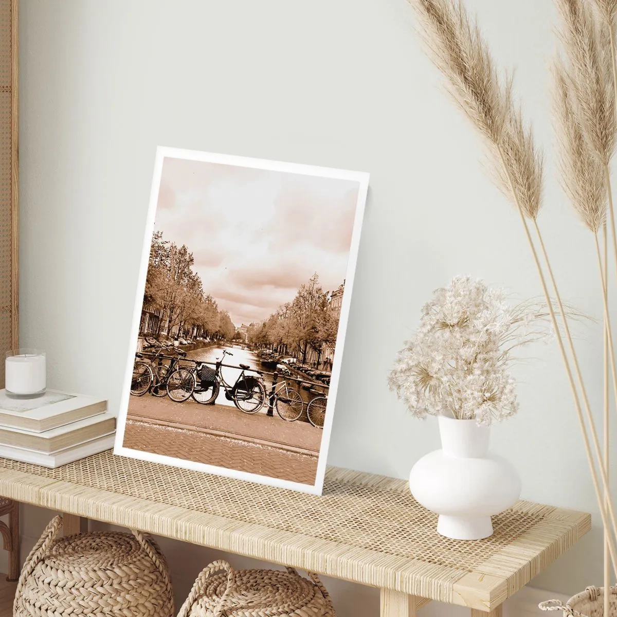 Plakat - Rowery przy kanale w stylu sepii - 50x70cm - Holenderskie klimaty - Nowoczesna dekoracja ścienna do salonu, kuchni i sypialni ARTTOR