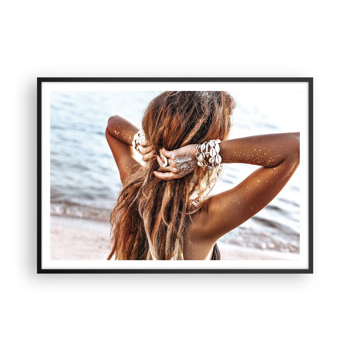 Plakat w czarnej ramie - Kobieta na plaży z włosami rozwianymi w słońcu - 100x70cm - Siostra wody i słońca - Nowoczesna dekoracja ścienna do salonu i sypialni ARTTOR