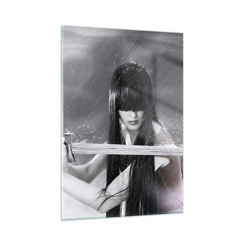 Obraz na szkle - Kobieta z mieczem w deszczu na monochromatycznym tle - 50x70cm - Piękna i niebezpieczna - Nowoczesna dekoracja ścienna do salonu, kuchni i sypialni ARTTOR