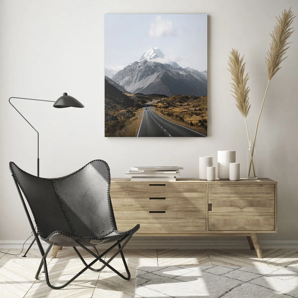 Obraz na szkle - Asfaltowa droga prowadząca w stronę ośnieżonych gór - 50x70cm - Droga do serca gór - Nowoczesna dekoracja ścienna do salonu, kuchni i sypialni ARTTOR