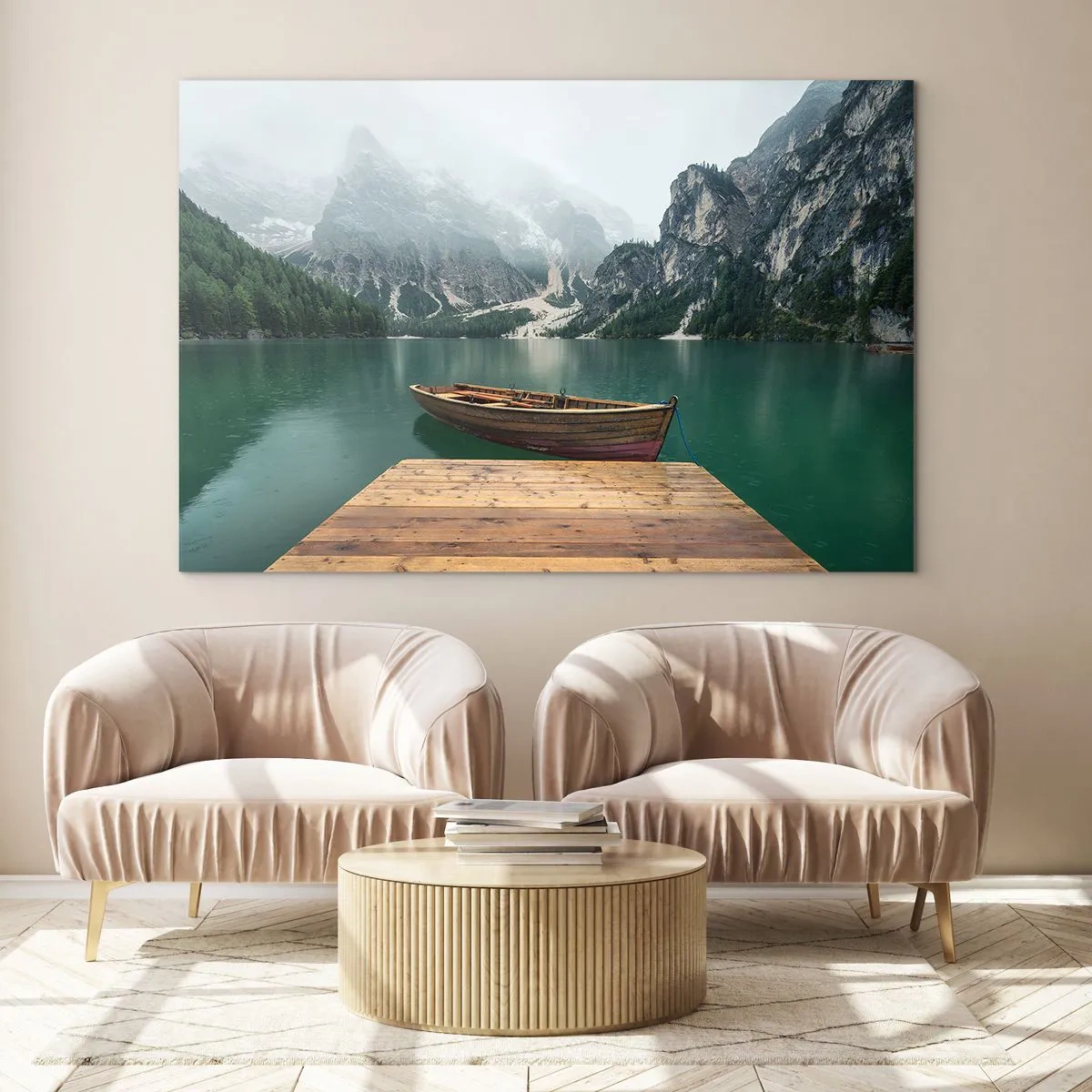 Obraz na szkle - Łódka przy pomostach na jeziorze w górskiej scenerii z mgłą - 70x50cm - "I dumne opoki czoła" - Nowoczesna dekoracja ścienna do salonu i sypialni ARTTOR