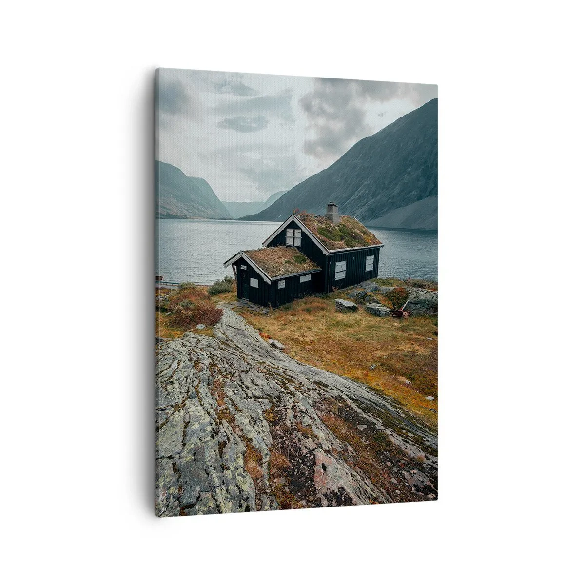Obraz na płótnie - Domek z trawiastym dachem nad norweskim fiordem otoczony górami - 50x70cm - Letnisko nad fiordem - Nowoczesna dekoracja ścienna do salonu, kuchni i sypialni ARTTOR