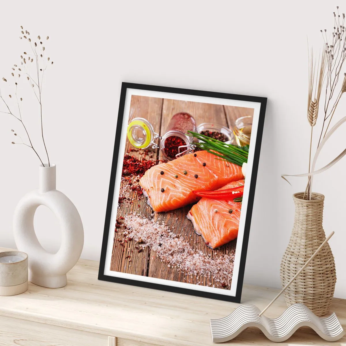 Plakat w czarnej ramie - Filety łososia z przyprawami na rustykalnym tle - 50x70cm - Norweska przygoda w kuchni - Nowoczesna dekoracja ścienna do salonu i sypialni ARTTOR