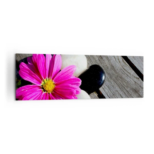 Obraz na płótnie - Różowy kwiat na tle drewnianych desek z kamieniami - 160x50cm - Odpoczynek na pomoście - Nowoczesna dekoracja ścienna do salonu i sypialni ARTTOR