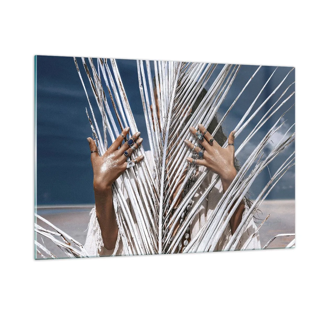 Obraz na szkle - Dłonie kobiety ozdobione pierścieniami za suchą palmą - 120x80cm - Dziewczyna szamana? - Nowoczesna dekoracja ścienna do salonu, kuchni i sypialni ARTTOR