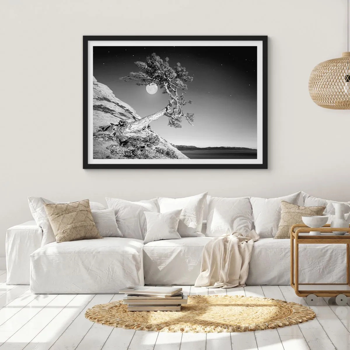 Plakat w czarnej ramie - Czarno-białe drzewo na klifie z księżycem w tle - 100x70cm - Zwycięska wojowniczka - Nowoczesna dekoracja ścienna do salonu i sypialni ARTTOR