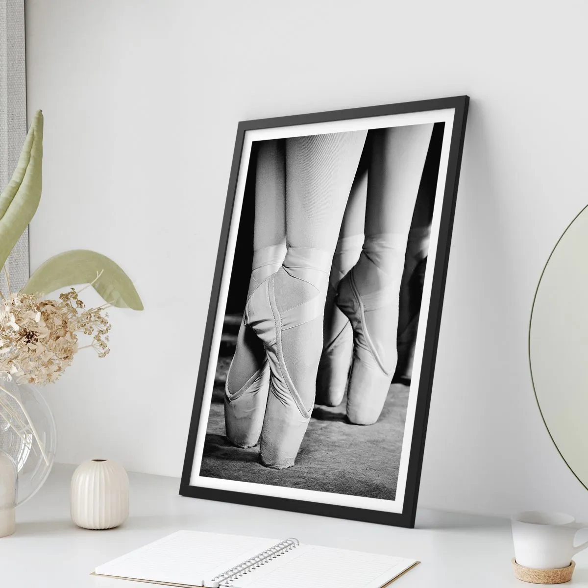 Plakat w czarnej ramie - Czarno-biały plakat przedstawiający baletowe pointy - 50x70cm - Razem, lekko - Nowoczesna dekoracja ścienna do salonu i sypialni ARTTOR
