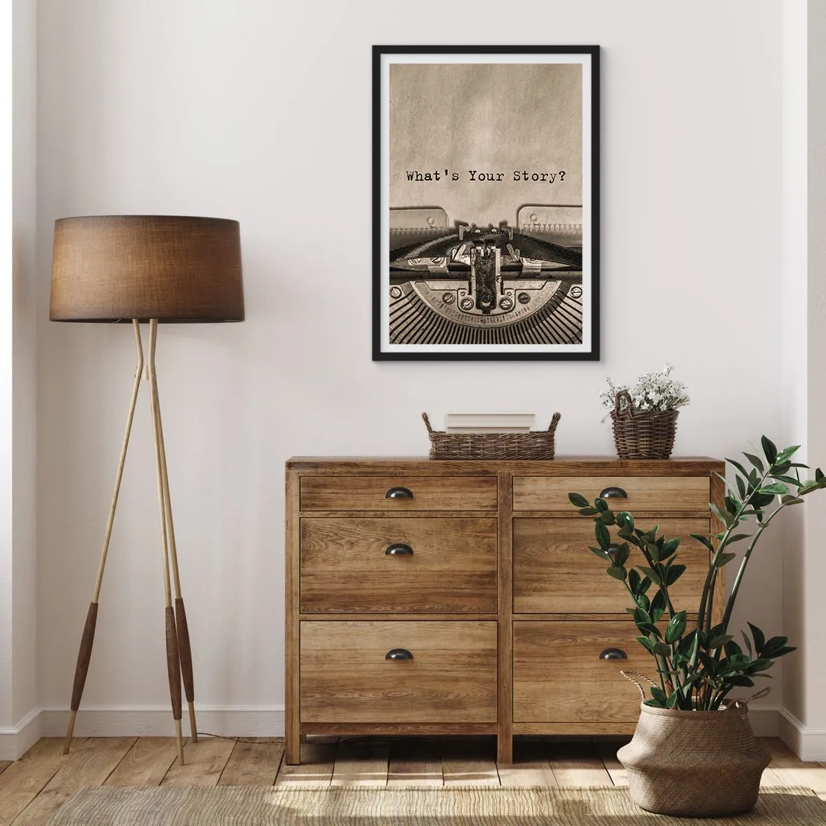 Plakat w czarnej ramie - Stara maszyna do pisania z napisem What’s Your Story - 50x70cm - Opowiedz mi - Nowoczesna dekoracja ścienna do salonu i sypialni ARTTOR