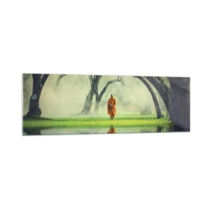 Obraz na szkle - Mnich w pomarańczowej szacie w lesie z mglistym tłem i odbiciem w wodzie - 160x50cm - W drodze do oświecenia - Nowoczesna dekoracja ścienna do salonu i sypialni ARTTOR