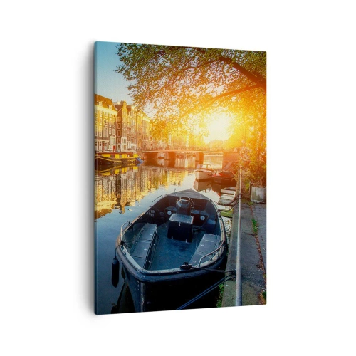 Obraz na płótnie - Kanał z łodziami i zachodzącym słońcem w tle - 50x70cm - Poranek w Amsterdamie - Nowoczesna dekoracja ścienna do salonu, kuchni i sypialni ARTTOR