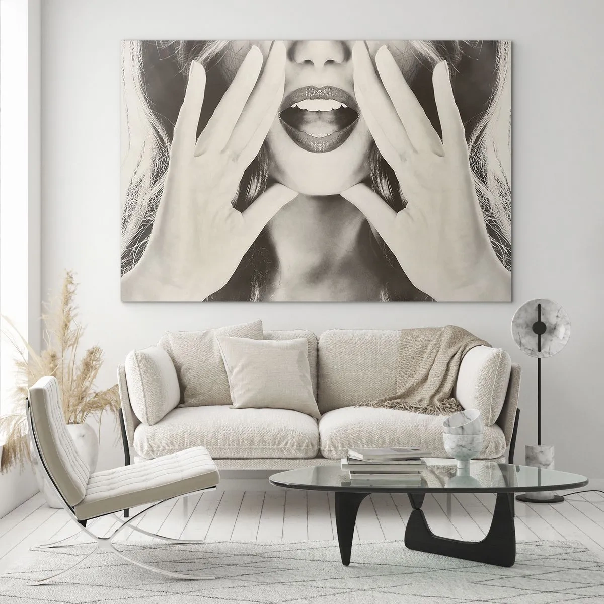 Obraz na szkle - Kobieta z ustami w szmince i dłońmi przy twarzy - 70x50cm - Już idę! - Nowoczesna dekoracja ścienna do salonu i sypialni ARTTOR
