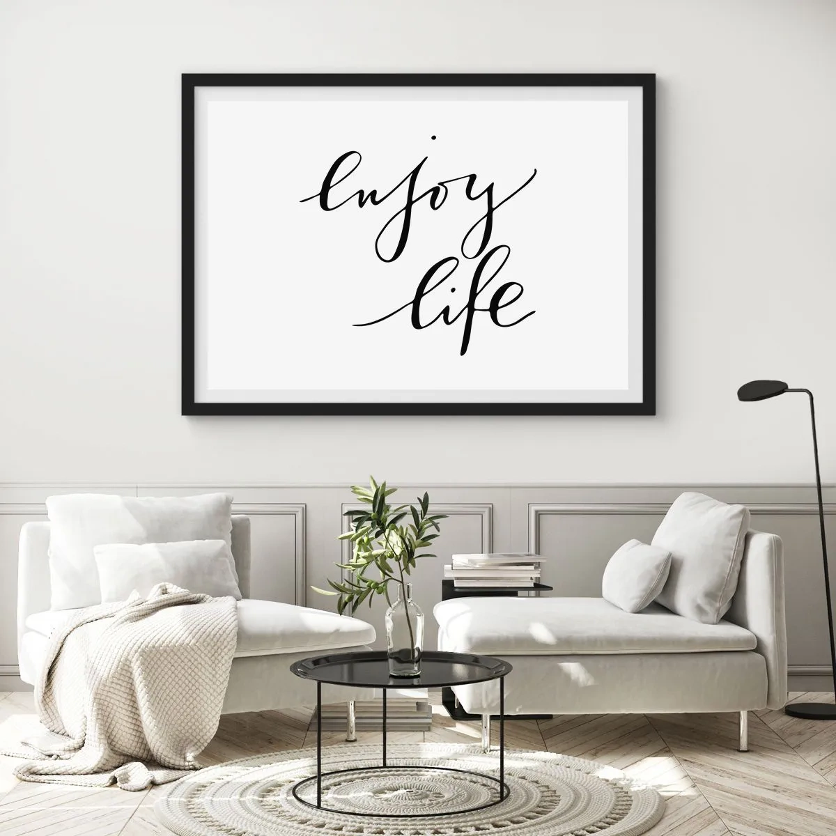Plakat w czarnej ramie - Cytat 'enjoy life' w czarnej kaligrafii na białym tle - 70x50cm - Nic dodać… - Nowoczesna dekoracja ścienna do salonu i sypialni ARTTOR
