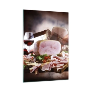 Obraz na szkle - Kuchenny stół z wędlinami, winem i świeżymi warzywami - 50x70cm - Kulinarne marzenie z karafką - Nowoczesna dekoracja ścienna do salonu, kuchni i sypialni ARTTOR
