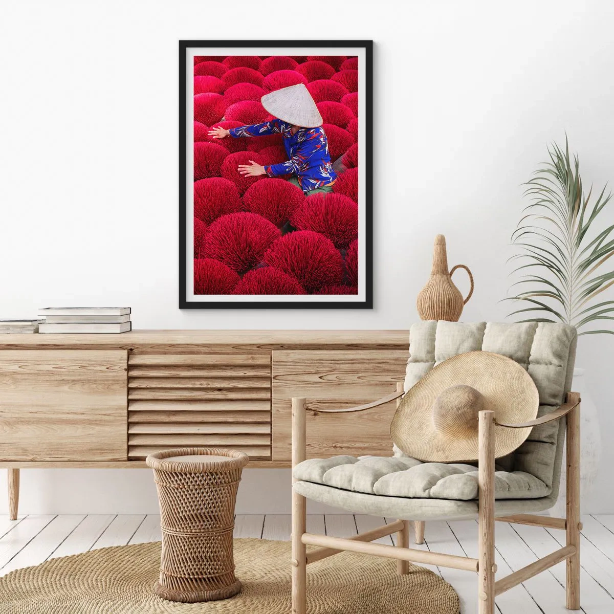 Plakat w czarnej ramie - Postać w kapeluszu na tle czerwonych pęków kadzidełek - 50x70cm - Na ryżowym polu - Nowoczesna dekoracja ścienna do salonu i sypialni ARTTOR
