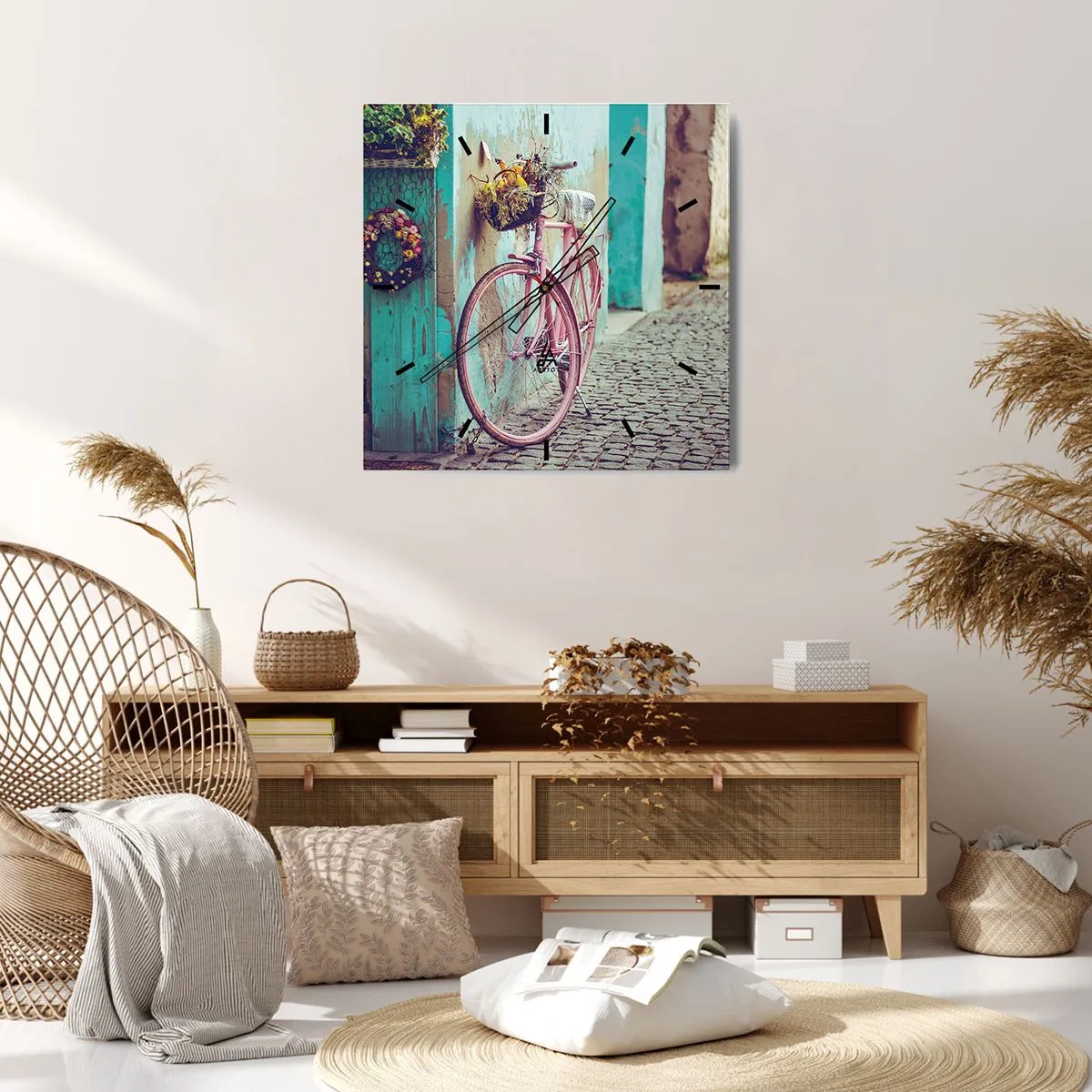 Zegar ścienny - Różowy rower przy turkusowych drzwiach - 30x30cm - Zaraz wracam - Nowoczesna dekoracja ścienna do salonu i sypialni ARTTOR