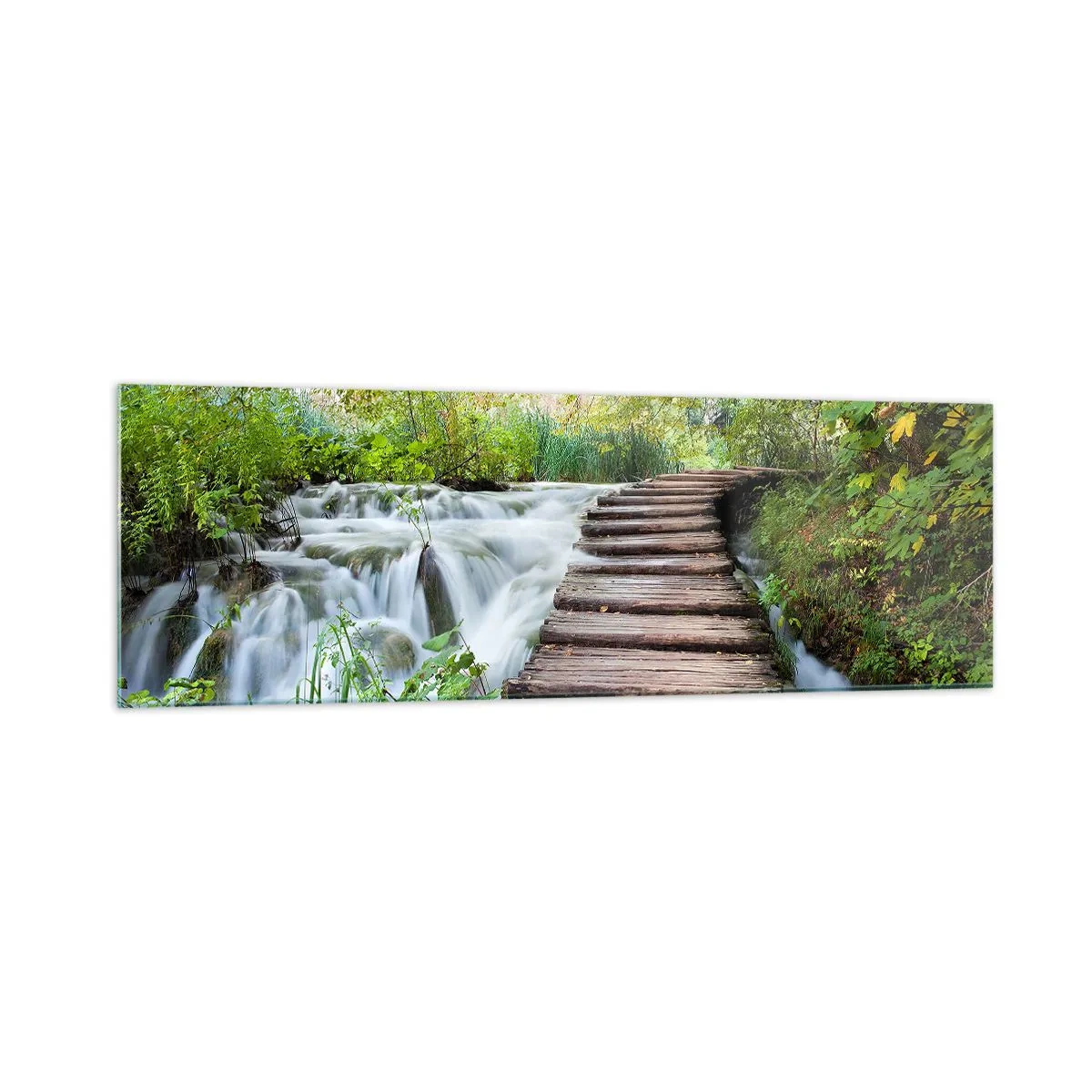 Obraz na szkle - Drewniany pomost nad wodospadem otoczonym bujną zielenią lasu. - 160x50cm - Wcale nie cicha woda - Nowoczesna dekoracja ścienna do salonu i sypialni ARTTOR