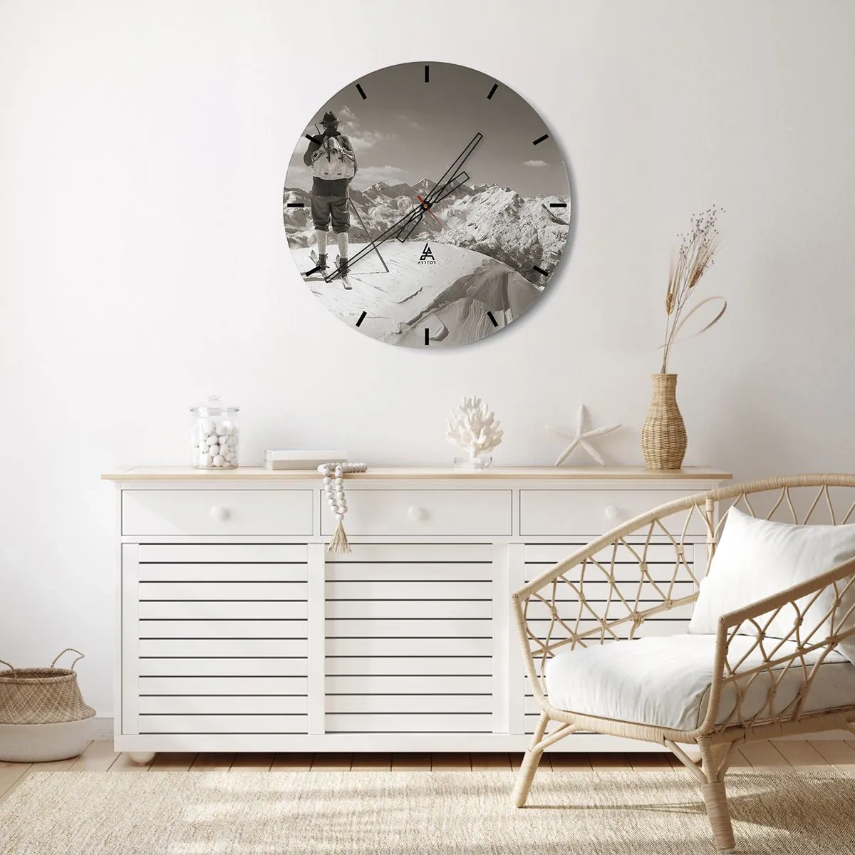 Zegar ścienny - Narciarz na tle zaśnieżonych gór w stylu retro - 30x30cm - A góry te same - Nowoczesna dekoracja ścienna do salonu, kuchni i sypialni ARTTOR
