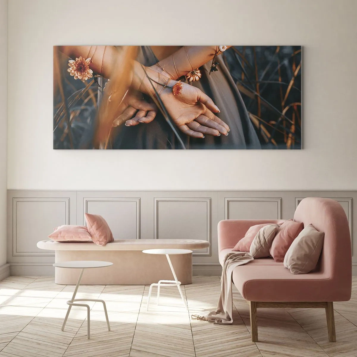 Obraz na szkle - Zmysłowe dłonie z kwiatami w naturalnym otoczeniu - 120x50cm - Związana z naturą - Nowoczesna dekoracja ścienna do salonu i sypialni ARTTOR