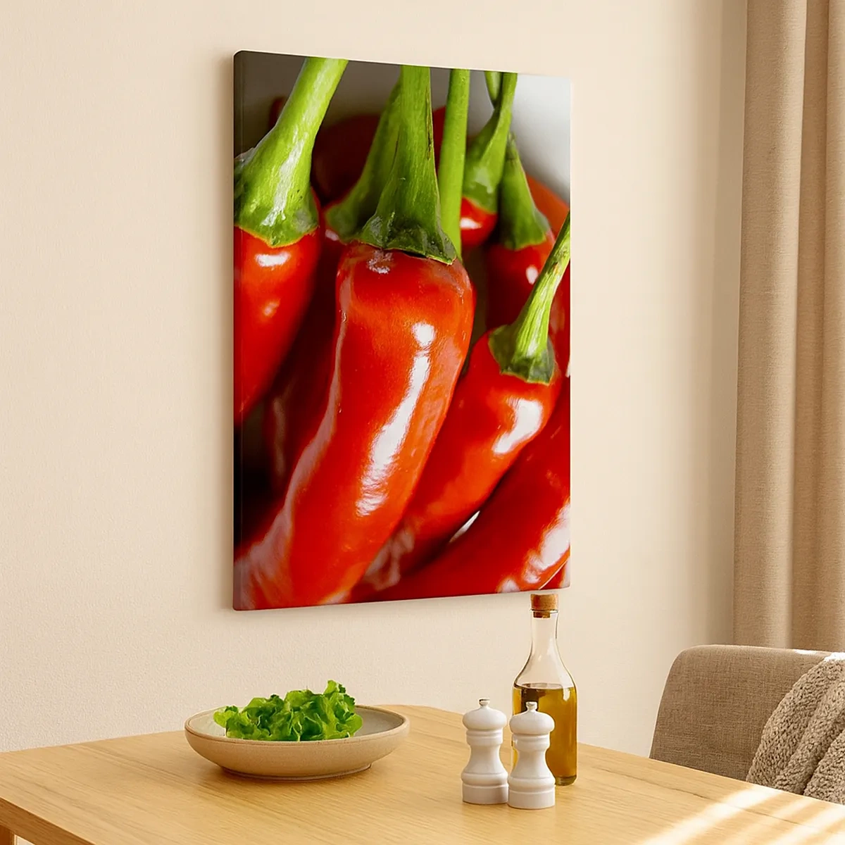 Obraz na płótnie - Świeże czerwone papryczki chili z zielonymi ogonkami - 50x70cm - Soczyste, błyszczące, gładkie - Nowoczesna dekoracja ścienna do salonu, kuchni i sypialni ARTTOR