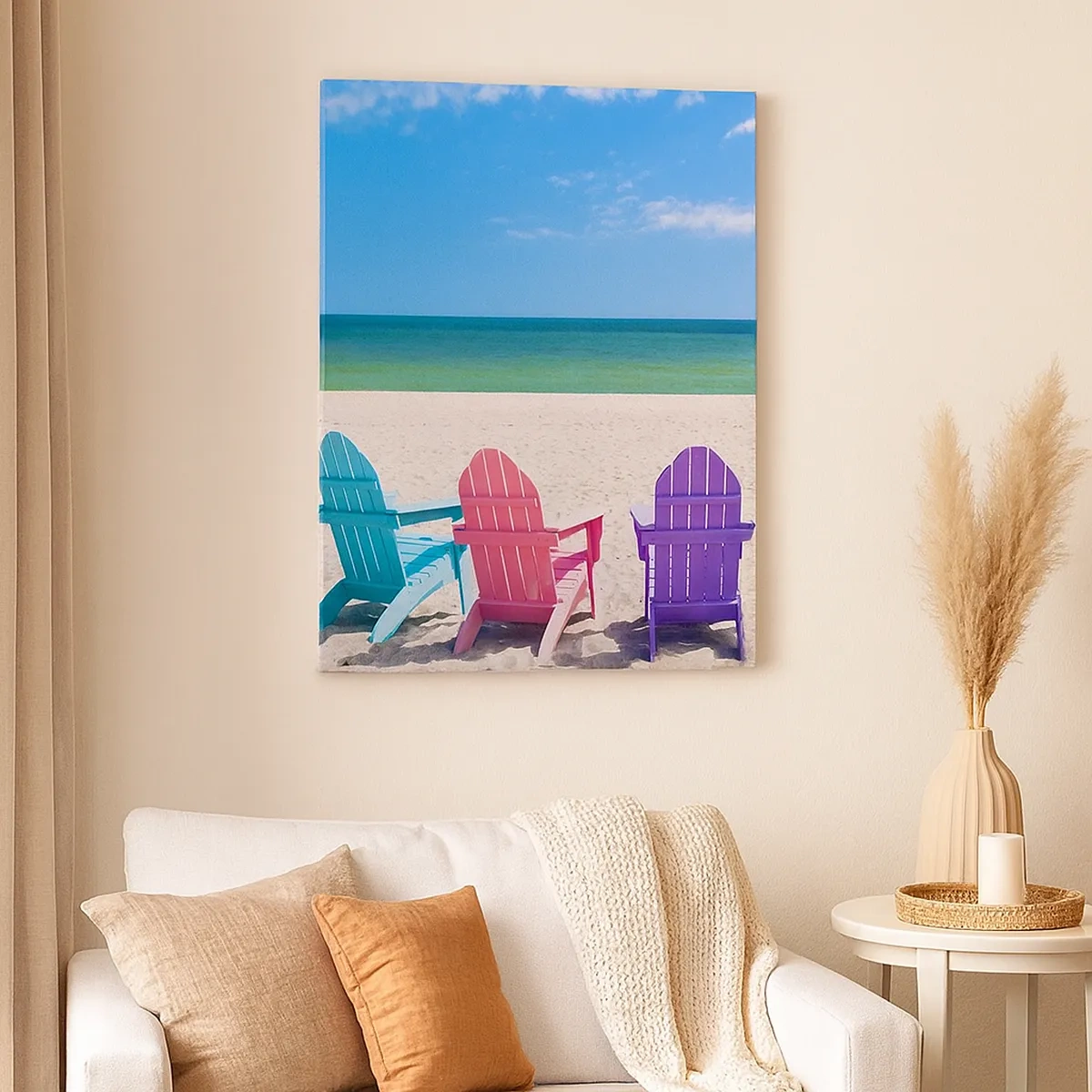 Obraz na płótnie - Kolorowe leżaki na piaszczystej plaży z widokiem na morze - 50x70cm - Tęczowa plaża - Nowoczesna dekoracja ścienna do salonu, kuchni i sypialni ARTTOR