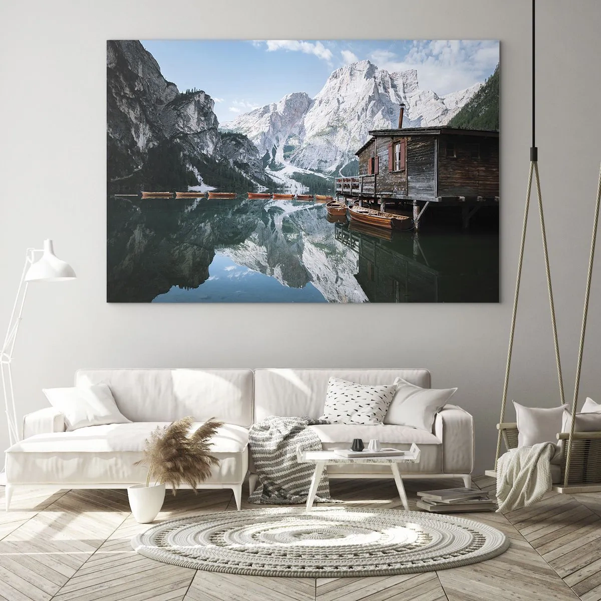 Obraz na szkle - Drewniany domek i łódki nad spokojnym jeziorem w górach - 70x50cm - Krystaliczny, górski poranek - Nowoczesna dekoracja ścienna do salonu i sypialni ARTTOR