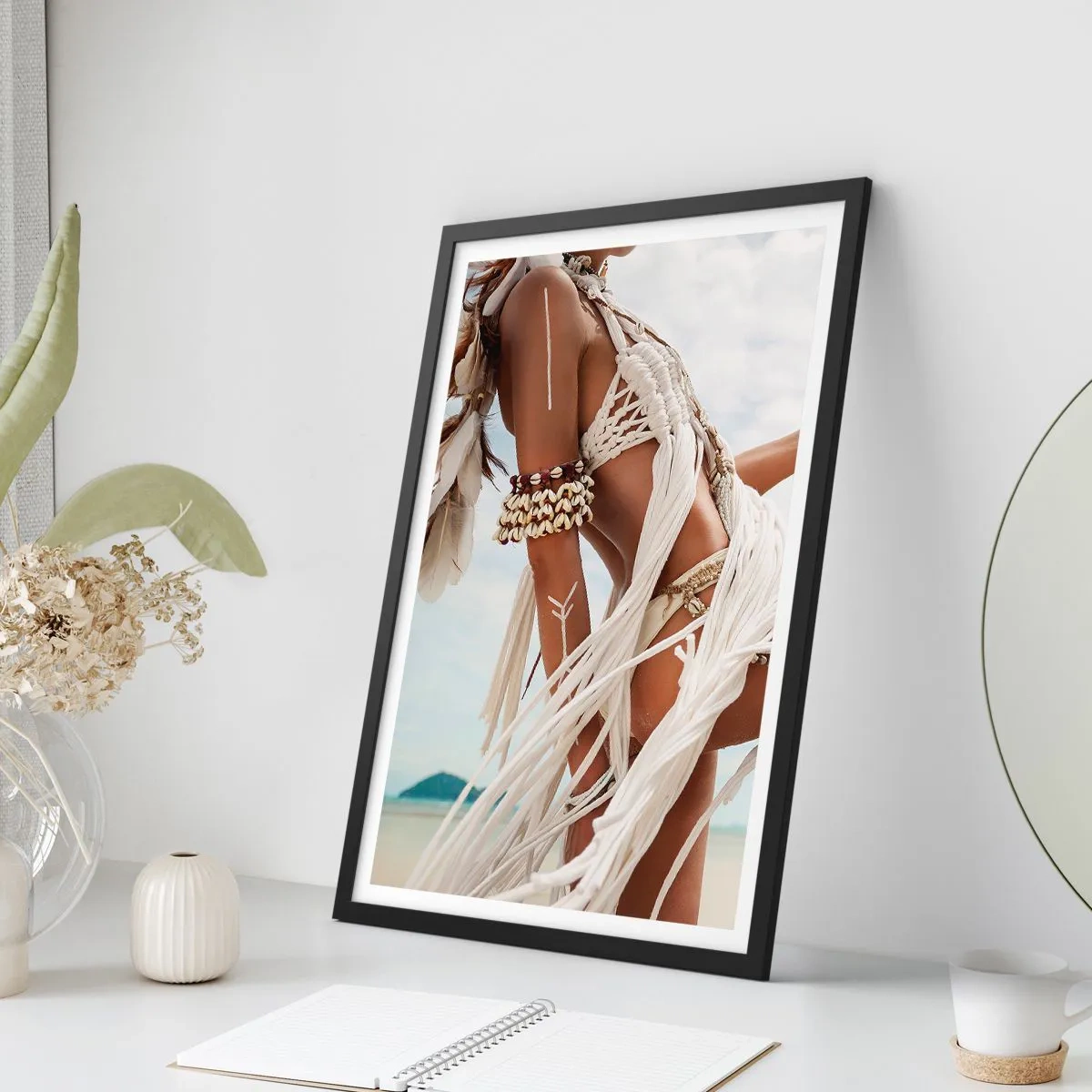 Plakat w czarnej ramie - Kobieta w stylizacji etnicznej na plaży - 50x70cm - Kapłanka słońca - Nowoczesna dekoracja ścienna do salonu i sypialni ARTTOR